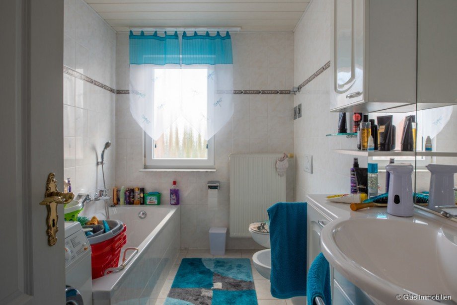 Badezimmer mit Wanne, Bidet und Platz f�r die Waschmaschine Etagenwohnung Saarbr�cken