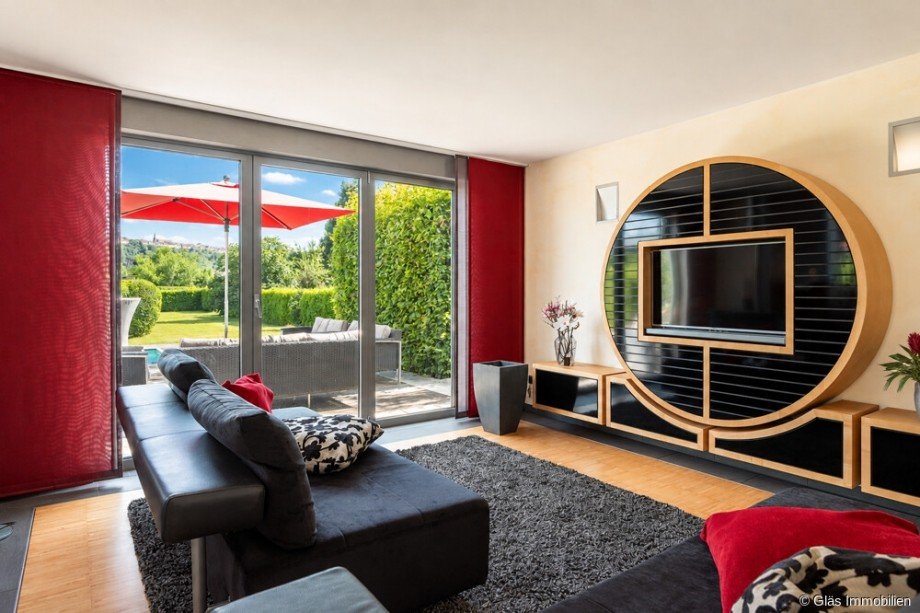 Wohnzimmer mit Blick ins Gr�ne Einfamilienhaus �berherrn