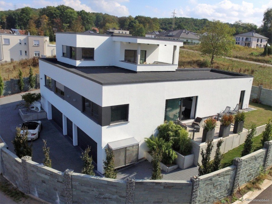 Seitenansicht mit Terrasse und Dachbalkon Einfamilienhaus V�lklingen