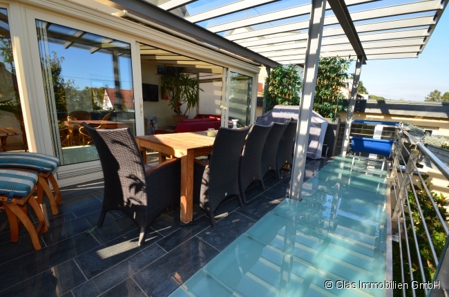 Gro�e Terrasse mit Sonnensegel Einfamilienhaus V�lklingen