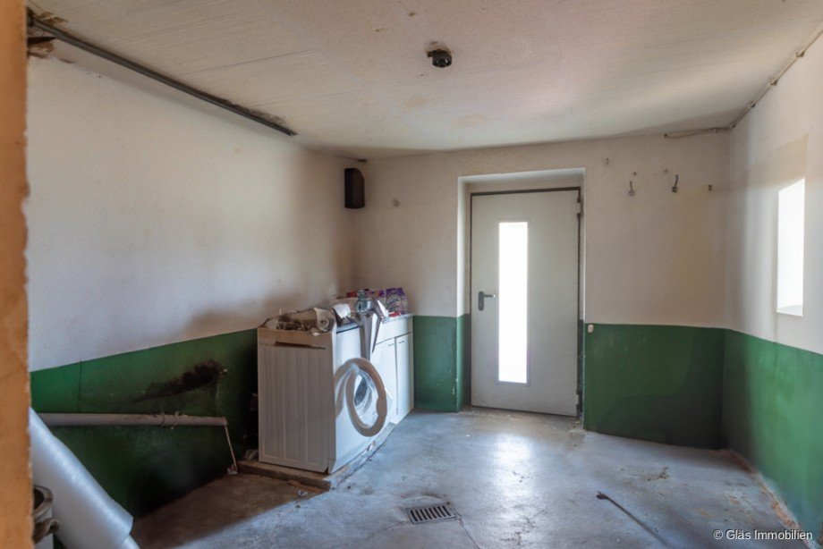 Waschk�che mit Ausgang in den Hof Zweifamilienhaus V�lklingen / Heidstock