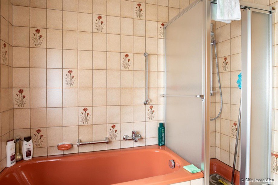 ...mit Dusche und Wanne Einfamilienhaus Gro�rosseln