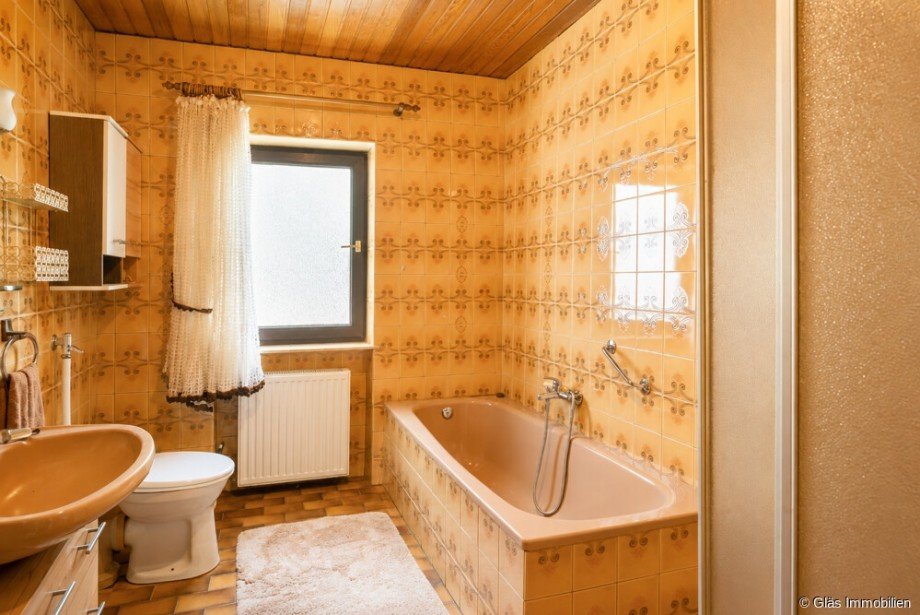 Badezimmer mit Dusche und Wanne Zweifamilienhaus Gro�rosseln / Karlsbrunn