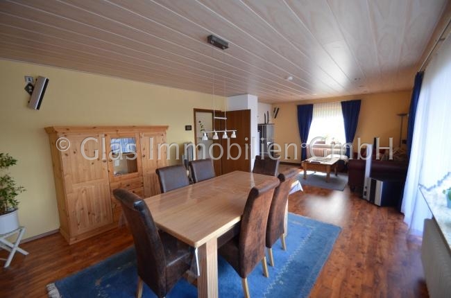 Gro�z�giges Wohn_Esszimmer mit Balkon Einfamilienhaus Gro�rosseln