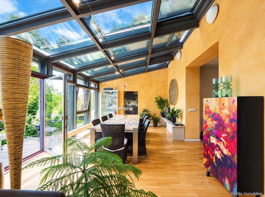Esszimmer im Wintergarten mit angrenzender K�che Einfamilienhaus V�lklingen