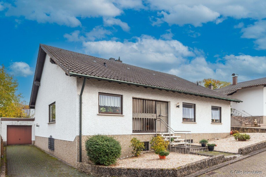Freistehendes Einfamilienhaus mit Garage Einfamilienhaus V�lklingen