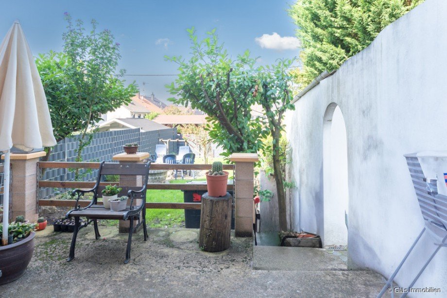 Terrasse mit Zugang in den Garten Doppelhaush�lfte V�lklingen