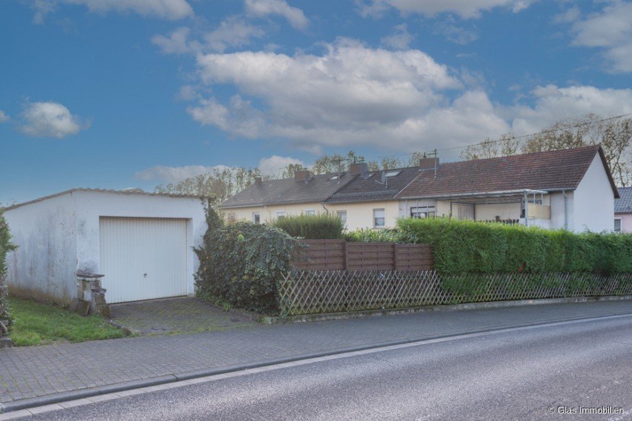 Garage mit Zugang zum Grundst�ck Zweifamilienhaus V�lklingen
