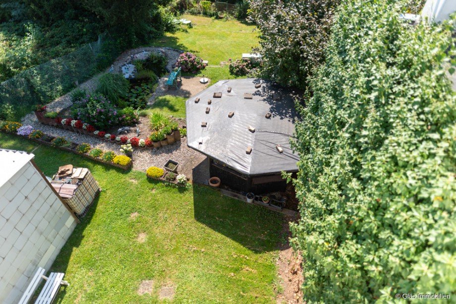 Blick aus Wintergarten in den Garten Zweifamilienhaus Riegelsberg