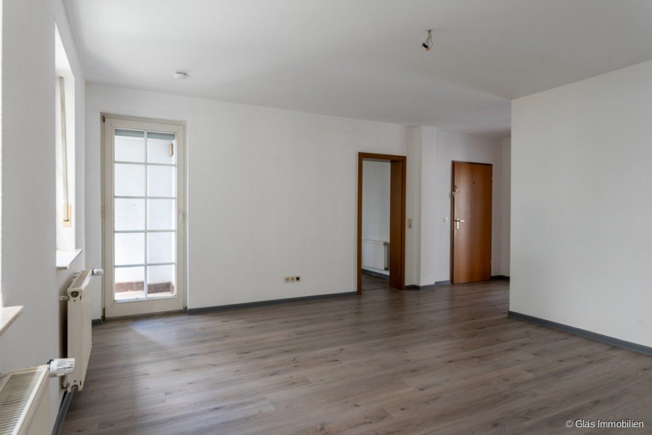 Wohnraummit Blick Richtung Eingang Etagenwohnung Saarbr�cken