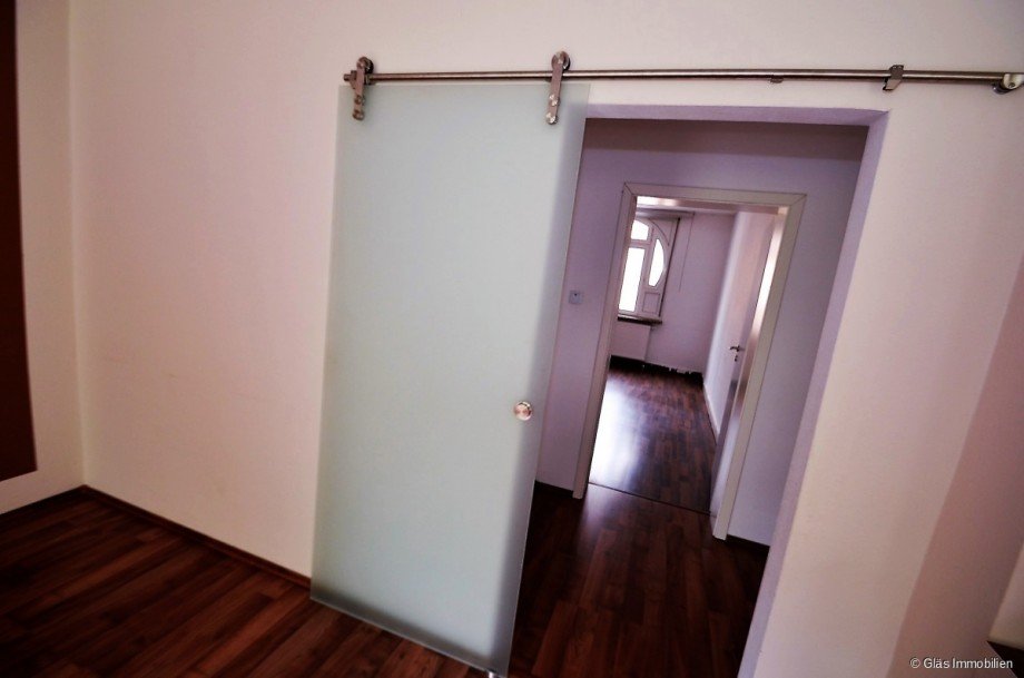 Sch�ner Kontrast Glas - Holz - wei�e W�nde Einfamilienhaus V�lklingen