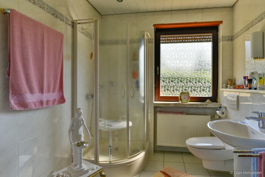 Badezimmer mit Dusche Einfamilienhaus Saarbr�cken