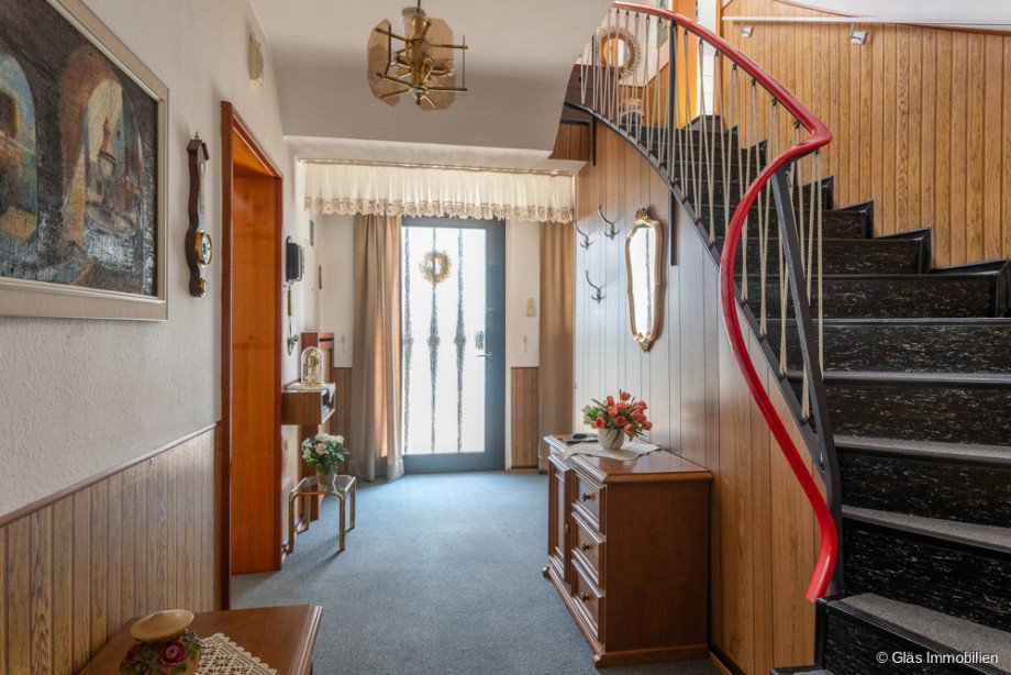 Diele mit massiver Treppe Einfamilienhaus Wadgassen