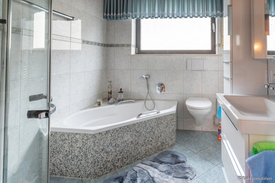 Badezimmer mit Wanne und Dusche Einfamilienhaus V�lklingen