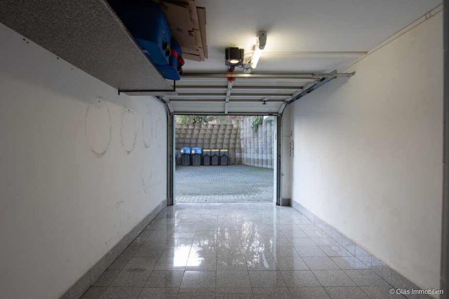 Geflieste Garage mit elektrischem Tor Etagenwohnung Saarbr�cken