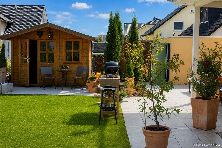 Terrasse mit Gartenhaus Bungalow �berherrn