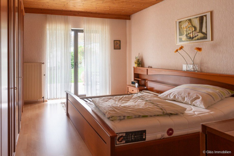 Elternschlafzimmer mit Zugang zur Terrasse Einfamilienhaus V�lklingen