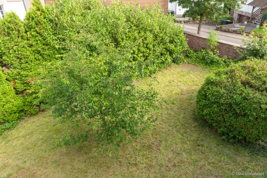 Blick in den seitlichen Garten Einfamilienhaus V�lklingen