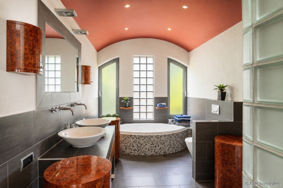 Familienbad mit Badewanne und... Einfamilienhaus �berherrn