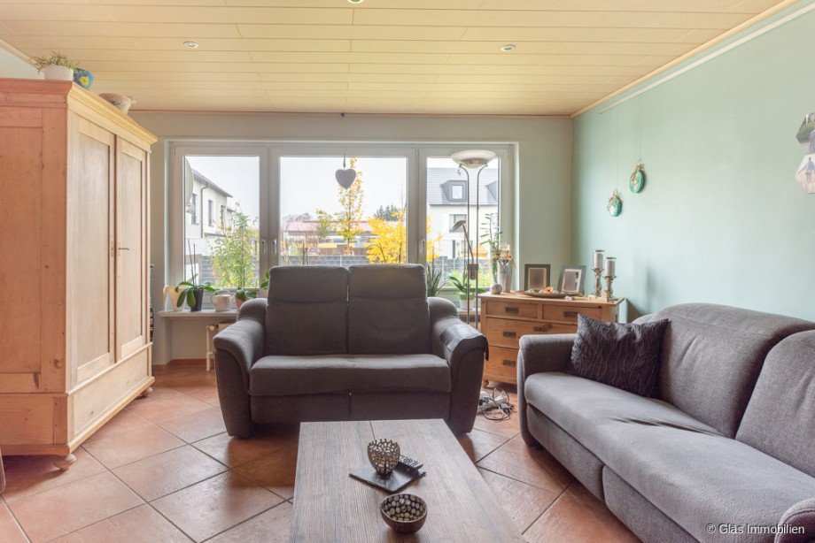 Wohnzimmer mit Blick in den Garten Einfamilienhaus Grolsheim
