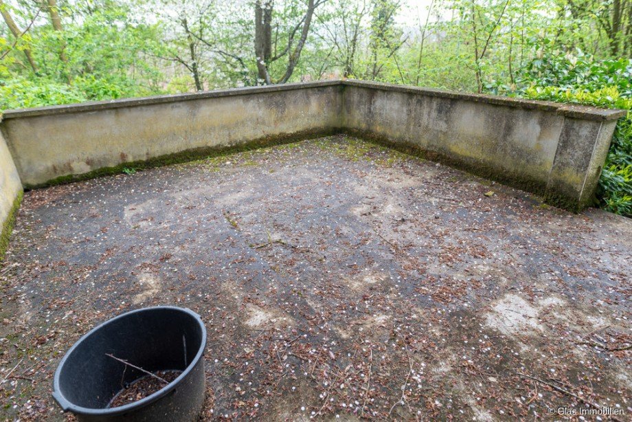 Gro�e Terrasse (unterkellert) im Garten Zweifamilienhaus Bous