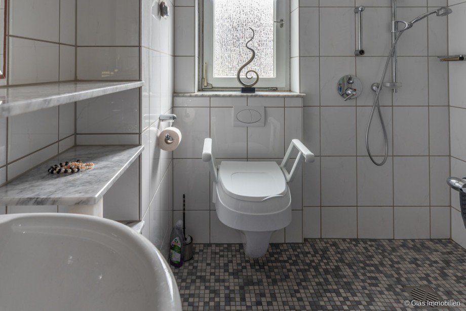 Badezimmer im EG Zweifamilienhaus Bous