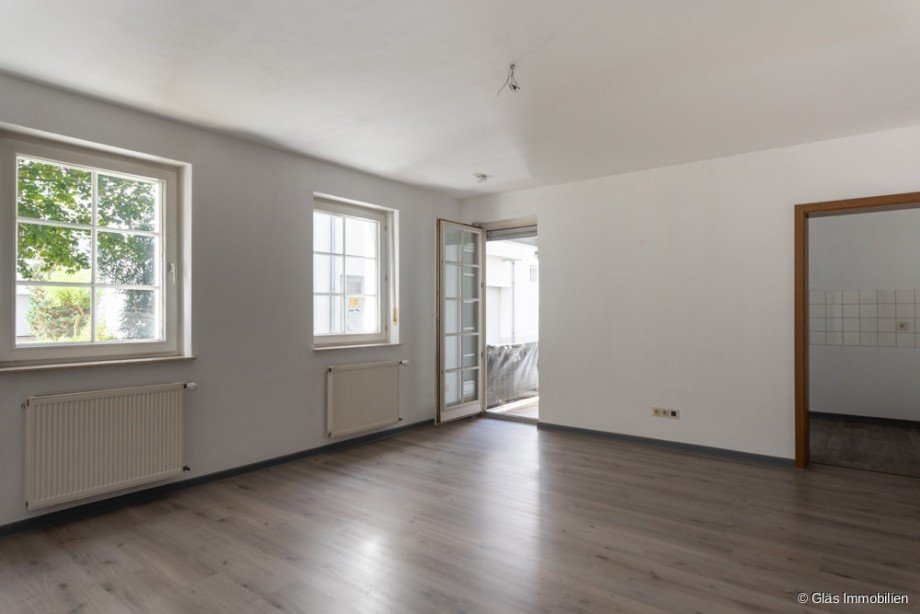 Wohnraum mit Zugang zum Balkon und angrenzender K�che Etagenwohnung Saarbr�cken