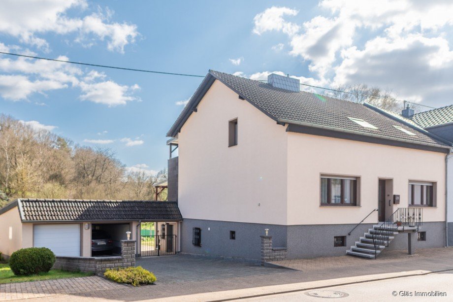 Frontansicht Haus und Garage Zweifamilienhaus V�lklingen