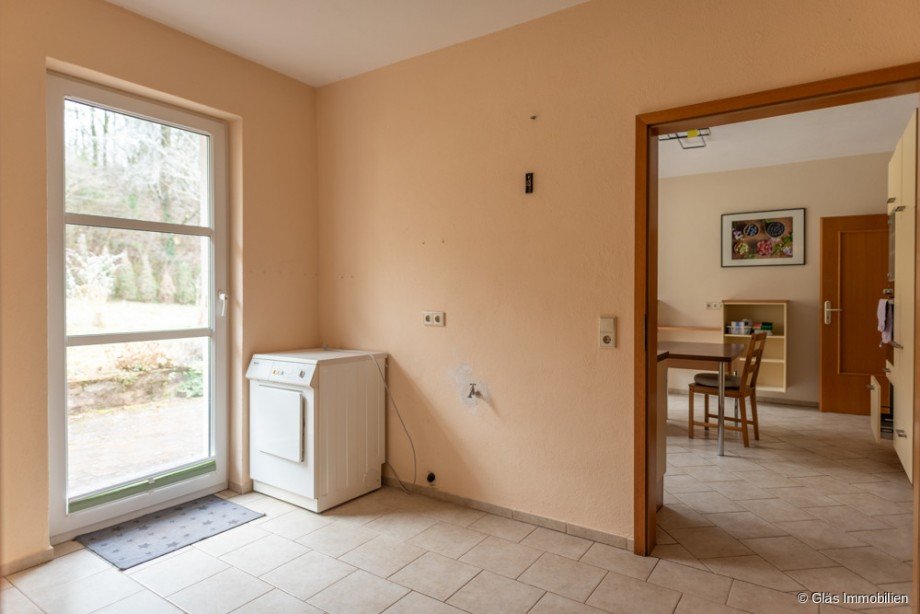Hauswirtschaftsraum mit Zugang zur Terrasse Einfamilienhaus Illingen / H�ttigweiler