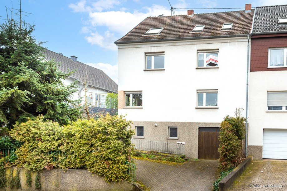 Zwei bis Dreifamilienhaus mit Garage Zweifamilienhaus Schwalbach