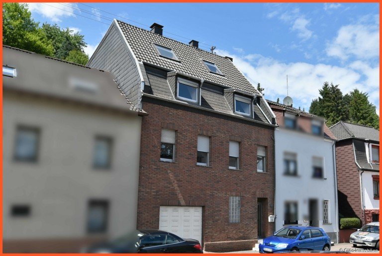 Vorderansicht mit innenliegender Garage P�ttlingen Einfamilienhaus Gro�es zentrumnahes Einfamilienhaus