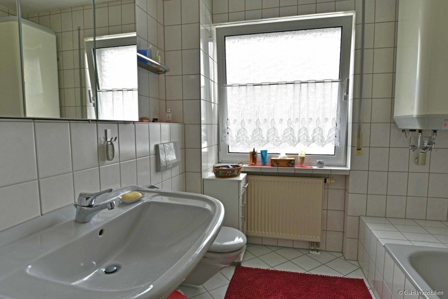 Badezimmer mit Wanne und Dusche Dachgeschosswohnung Saarbr�cken / Klarenthal