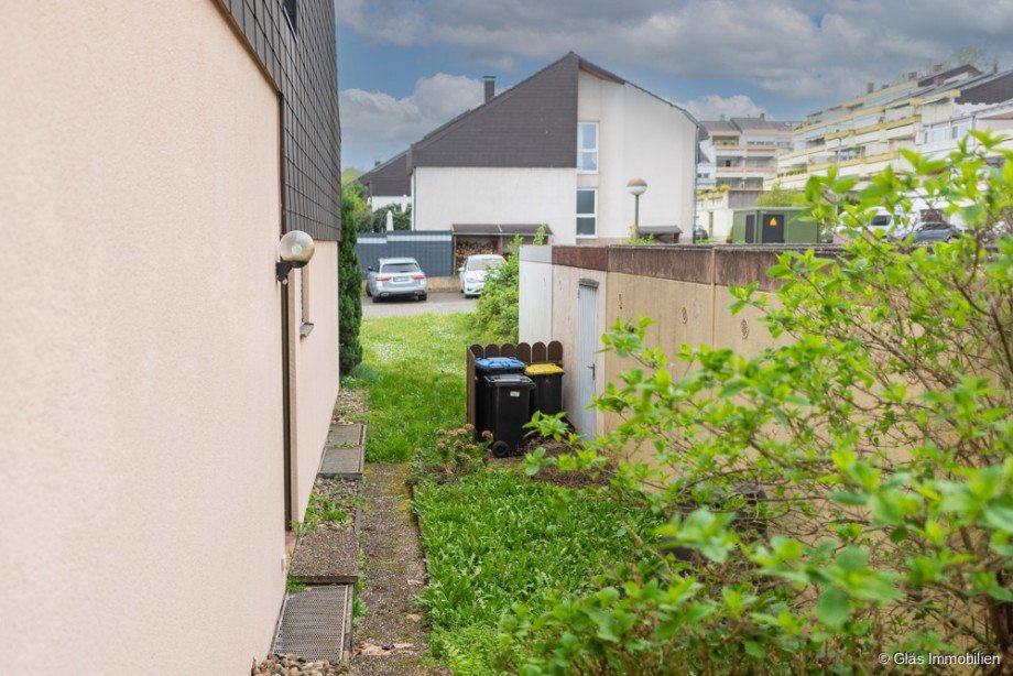 Seitliches Gartenst�ck mit Zugang zur Garage Reihenendhaus V�lklingen