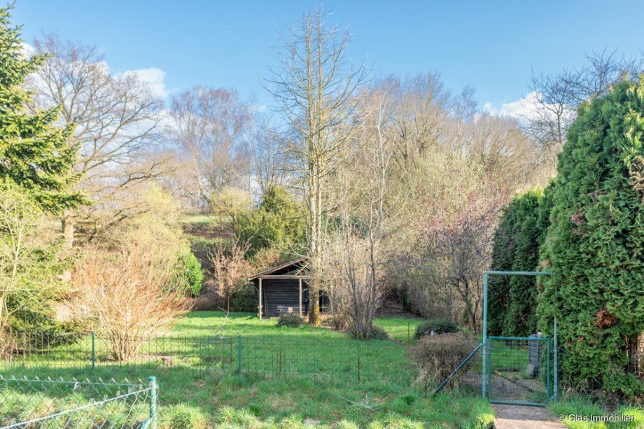 Blick auf Gartenhaus Zweifamilienhaus V�lklingen