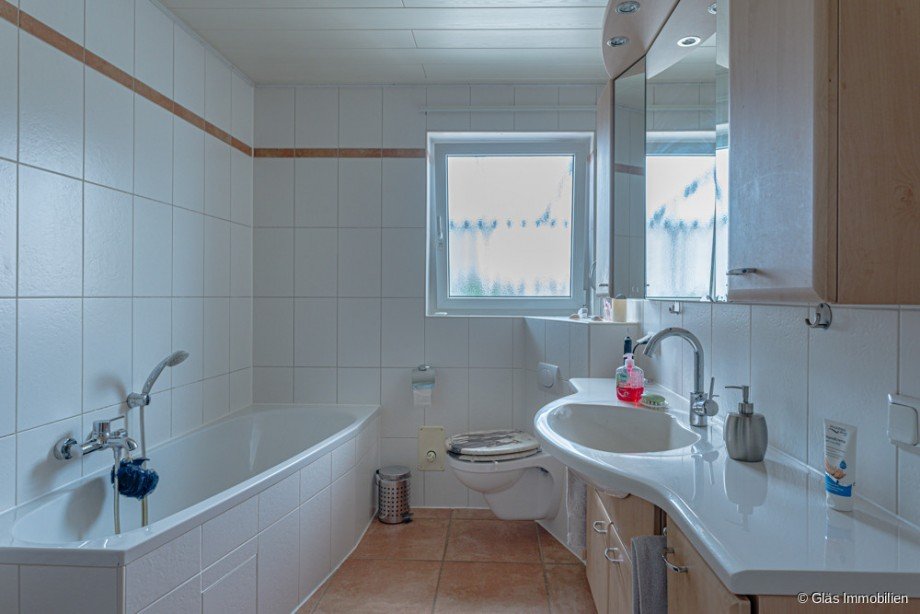 Badezimmer mit Wanne und... Einfamilienhaus Grolsheim