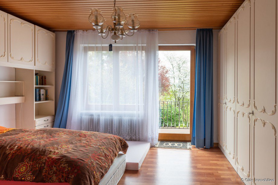 Elternschlafzimmer im EG mit Balkon Zweifamilienhaus Bous