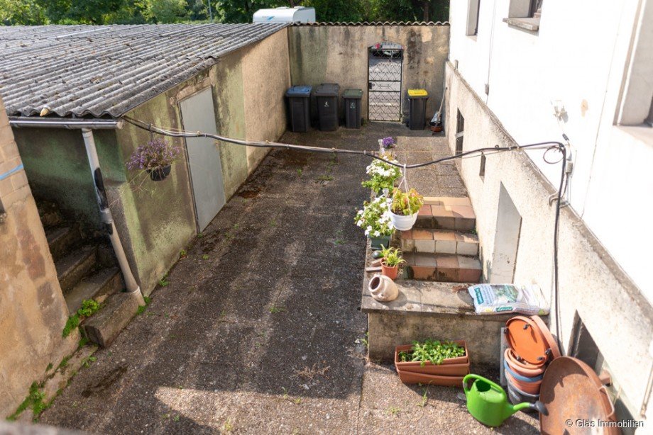 Blick in den Hof mit Zugang zur Garage Zweifamilienhaus V�lklingen
