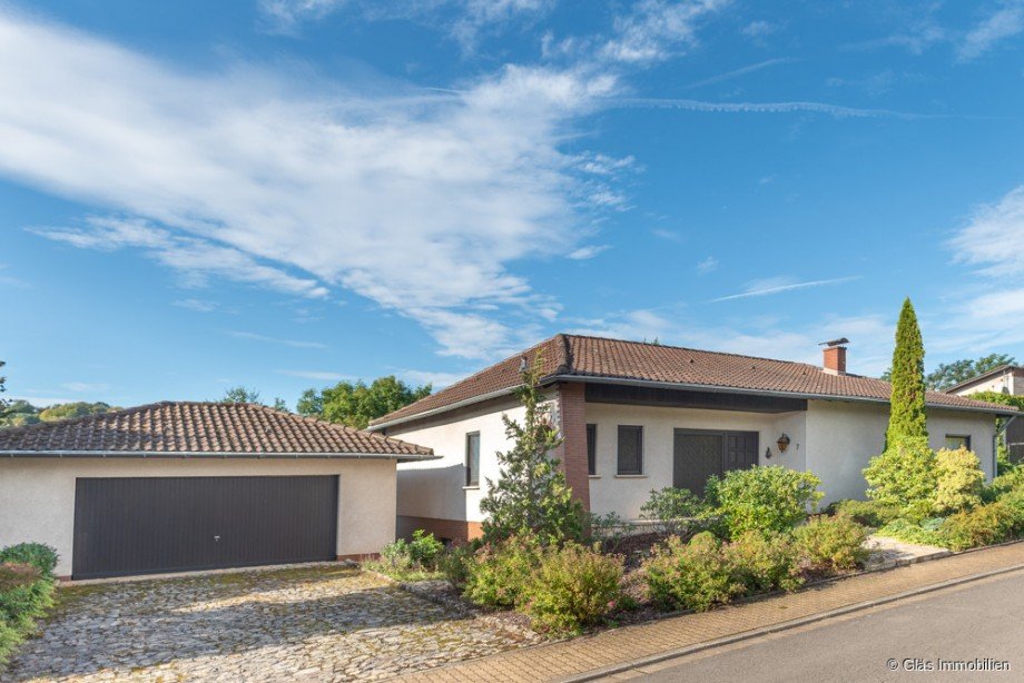Seitenansicht mit Doppelgarage Einfamilienhaus Gro�rosseln