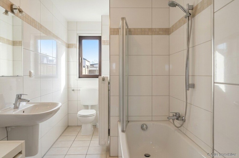 neu renoviertes Bad - KI-generiert Etagenwohnung Saarbr�cken
